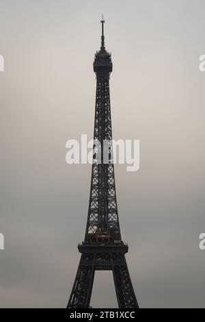 Der Eiffelturm in Paris an einem bewölkten kalten Wintertag Stockfoto