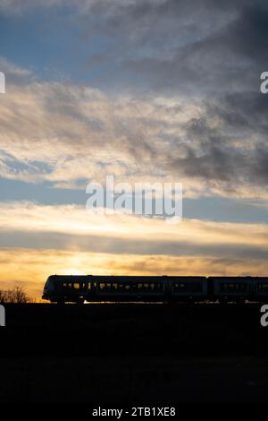 Chiltern Railways Class 168 Dieselzug Silhouette bei Sonnenuntergang, Warwickshire, Großbritannien Stockfoto