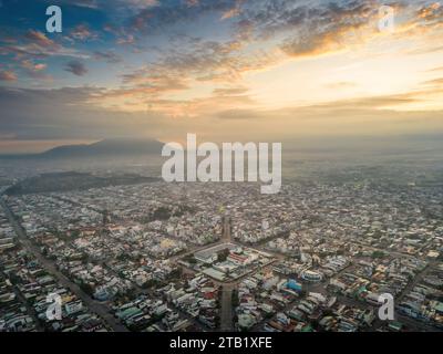 Aus der Vogelperspektive auf den Long Hoa Markt, ein berühmter Markt in Tay Ninh Stadt, Vietnam, ist der Berg Ba den am Morgen. Reise- und Landschaftskonzept Stockfoto