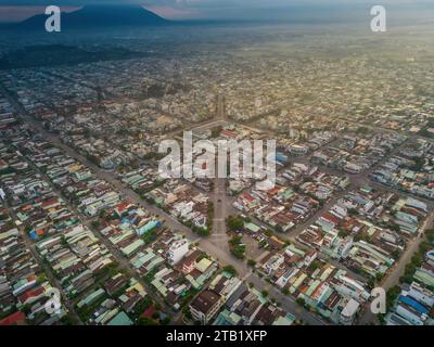 Aus der Vogelperspektive auf den Long Hoa Markt, ein berühmter Markt in Tay Ninh Stadt, Vietnam, ist der Berg Ba den am Morgen. Reise- und Landschaftskonzept Stockfoto