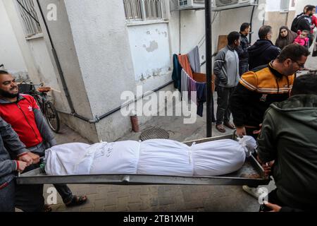 Rafah, Palästinensische Gebiete. Dezember 2023. Palästinenser tragen die Leiche einer Person im Al-Najjar Krankenhaus nach einem israelischen Bombardement. Abed Rahim Khatib/dpa/Alamy Live News Stockfoto