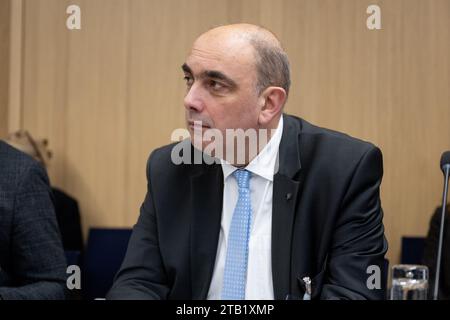 Berlin, Deutschland. Dezember 2023. Lars Schaade, Präsident des Robert-Koch-Instituts (RKI), sitzt an einem runden Tisch für eine bessere Betreuung und Betreuung von Menschen mit Langzeitbeeinträchtigungen nach Coronainfektionen. Quelle: Christophe Gateau/dpa/Alamy Live News Stockfoto