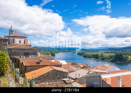 Landschaft der Stadt Tui am Fluss minho Stockfoto