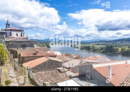 Landschaft der Stadt Tui am Fluss minho Stockfoto