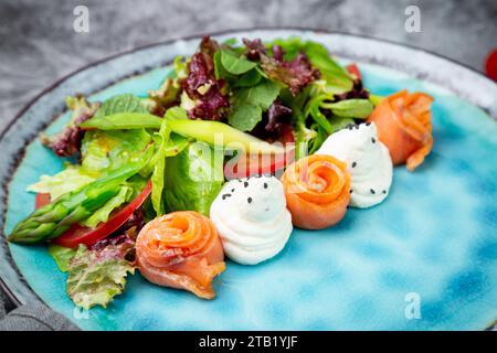 Salat aus Blättern verschiedener Salatsorten und Fischbrötchen, Blick von oben Stockfoto