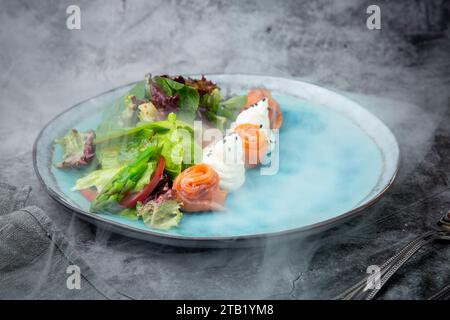 Salat aus Blättern verschiedener Salatsorten und Fischbrötchen, Blick von oben Stockfoto