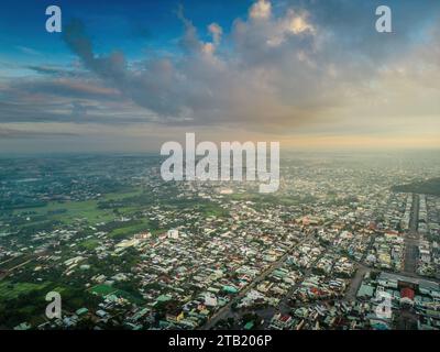 Aus der Vogelperspektive der Stadtlandschaft und der Planung der Stadt Tay Ninh, Vietnam, ist der Berg Ba den am Morgen. Reise- und Landschaftskonzept Stockfoto