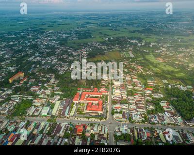 Aus der Vogelperspektive der Stadtlandschaft und der Planung der Stadt Tay Ninh, Vietnam, ist der Berg Ba den am Morgen. Reise- und Landschaftskonzept Stockfoto