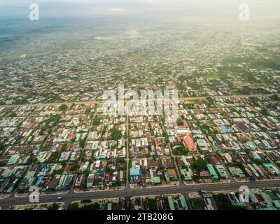 Aus der Vogelperspektive der Stadtlandschaft und der Planung der Stadt Tay Ninh, Vietnam, ist der Berg Ba den am Morgen. Reise- und Landschaftskonzept Stockfoto