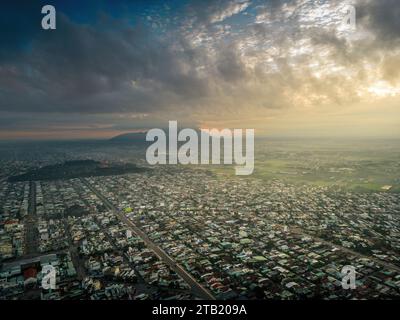 Aus der Vogelperspektive der Stadtlandschaft und der Planung der Stadt Tay Ninh, Vietnam, ist der Berg Ba den am Morgen. Reise- und Landschaftskonzept Stockfoto