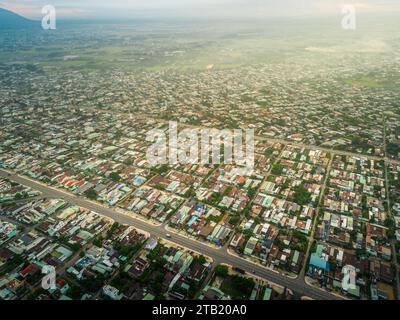 Aus der Vogelperspektive der Stadtlandschaft und der Planung der Stadt Tay Ninh, Vietnam, ist der Berg Ba den am Morgen. Reise- und Landschaftskonzept Stockfoto