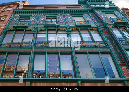 STRASSBURG, ELSASS, FRANKREICH - 4. MAI 2023: Fassade eines historischen Gebäudes mit typisch elsässischem Dekor in der Rue des Grandes Arcades, nahe P Stockfoto