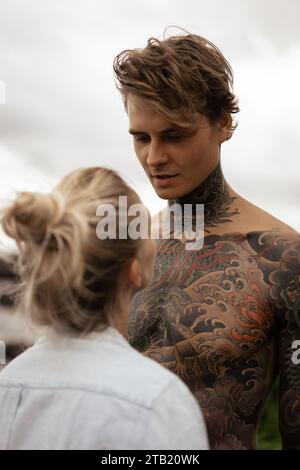 Ein Mann und eine Frau schauen sich gegenseitig in die Augen. Stockfoto