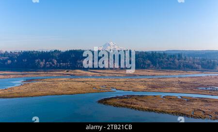 Mount Rainier und Puget Sound im Dezember Stockfoto