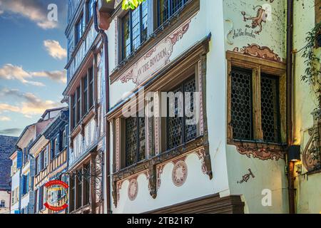 STRASSBURG, ELSASS, FRANKREICH - 3. MAI 2023: Traditionelle Gebäude und elsässische Restaurants in der Rue du Maroquin, im historischen Viertel der Stadt. Stockfoto