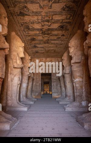 Pharao Statuen im Großen Tempel von Ramses II., Abu Simbel Stockfoto