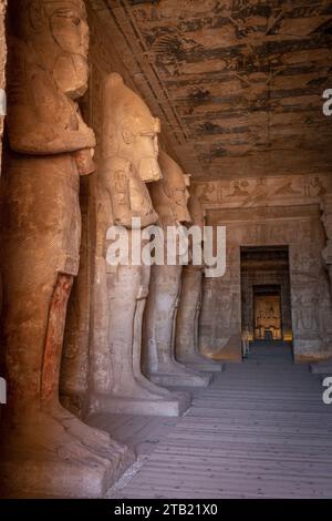 Pharao Statuen im Großen Tempel von Ramses II., Abu Simbel Stockfoto