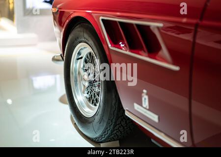 MODENA, ITALIEN - 21. APRIL 2022: Details des roten Ferrari 275 GTS Sportwagens im Museum Enzo Ferrari Modena konzentrierten sich auf den Abschlagspinner des Drahtrads Stockfoto