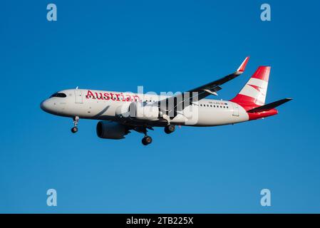 Austrian Airlines Airbus A320-271N Flugzeugflugzeug OE-LZQ landet in der hellen Wintersonne am Flughafen London Heathrow, Großbritannien Stockfoto