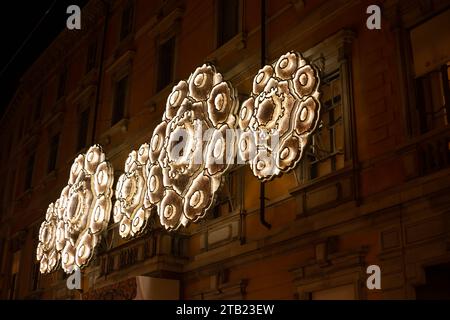 Dior Boutique mit Schaufenstern an der Via Montenapoleone in Mailand. Schaufenster eines Dior-Geschäfts in Mailand Montenapoleone. Italien, Mailand 2.12.2023 Stockfoto