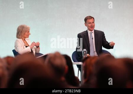 Chefredakteur des Ökonomen Zanny Minton Beddoes (links) und Kanzler des Finanzministeriums Jeremy Hunt bei der Resolution Foundation-Konferenz im QEII Centre in London. Bilddatum: Montag, 4. Dezember 2023. Stockfoto