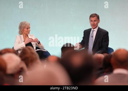 Chefredakteur des Ökonomen Zanny Minton Beddoes (links) und Kanzler des Finanzministeriums Jeremy Hunt bei der Resolution Foundation-Konferenz im QEII Centre in London. Bilddatum: Montag, 4. Dezember 2023. Stockfoto