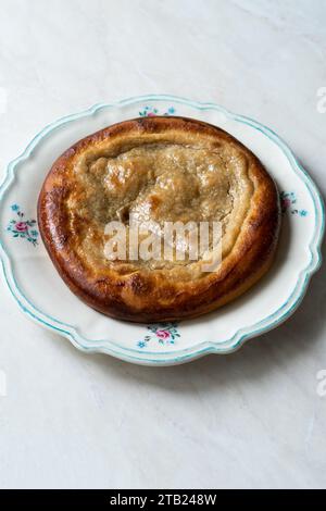 Tahinli Pide traditionelles Bursa-Essen Bakert mit Tahini. Bereit zum Essen. Stockfoto