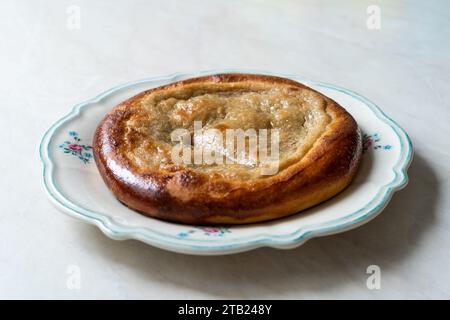 Tahinli Pide traditionelles Bursa-Essen Bakert mit Tahini. Bereit zum Essen. Stockfoto