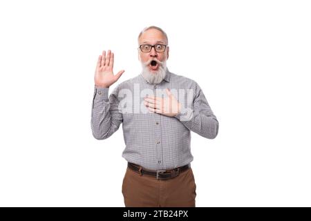 Stilvoller Rentner mit Bart und Schnurrbart in Hemd und Hose Stockfoto