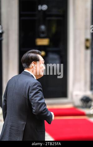 Yoon Suk Yeol, Präsident von Südkorea, kommt am 22. November 2023 in der Downing Street zu einem Treffen mit Premierminister Rishi Sunak an Stockfoto