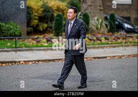 Yoon Suk Yeol, Präsident von Südkorea, kommt am 22. November 2023 in der Downing Street zu einem Treffen mit Premierminister Rishi Sunak an Stockfoto