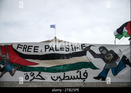 Athen, Griechenland. 3. Dezember 2023. Aktivisten halten ein Banner mit der Aufschrift Freies Palästina. Pro-palästinensische Demonstranten, die ihren Mund zugehalten haben und Bilder von Kriegsgrausamkeiten in Gaza halten, demonstrieren am Sonntag vor dem griechischen Parlament. Quelle: Dimitris Aspiotis/Alamy Live News Stockfoto