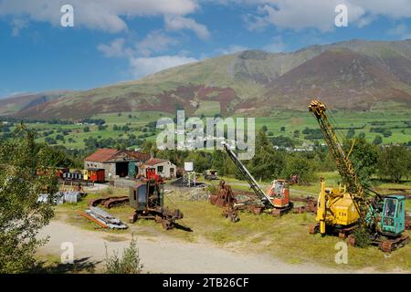 Alte Oldtimer-Maschinen-Bagger, Industriegeräte und Bagger im Threlkeld Quarry and Mining Museum im Sommer in der Nähe von Keswick Cumbria England Großbritannien Stockfoto