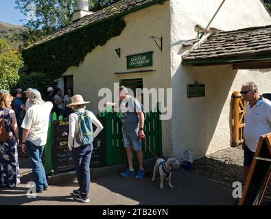 Leute warten vor Sarah Nelsons Lebkuchenladen im Sommer Grasmere Cumbria England Großbritannien Großbritannien Großbritannien Großbritannien Großbritannien Großbritannien Großbritannien Großbritannien Großbritannien Großbritannien Großbritannien Großbritannien Großbritannien Großbritannien Großbritannien Großbritannien Großbritannien Großbritannien Stockfoto