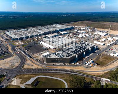 Elektro-Auto-Bauer Tesla in Grünheide DEU/Bandenburg/ Grünheide Â der amerikanische Elektroautohersteller Tesla wird die Belegschaft im Zuge seiner geplanten Werkserweiterung der Gigafactory in Grünheide verdoppeln. Die Zahl der Mitarbeiter kann perspektivisch auf 22,500 steigen. Geplant sei eine zusätzliche Produktionsfläche von 700 mal 700 Metern. DERZEIT arbeitet dort rund 10,000 Menschen. Erst im März 2022 liefen erste Autos in Grünheide vom Band. Künftig soll dort eine Million Fahrzeuge pro Jahr produziert werden. Die Gigafactory Berlin-Brandenburg ist der erste Tesla-Produktionsstando Stockfoto