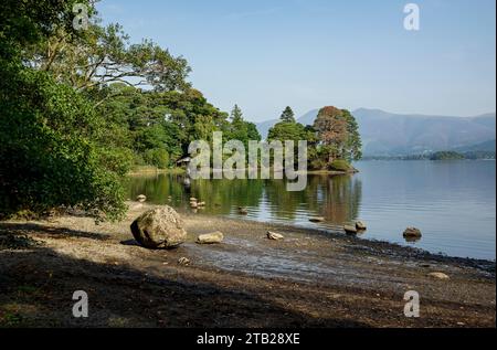 Blick vom Ufer von Derwentwater im Sommer in der Nähe von Keswick Lake District Cumbria England Großbritannien Großbritannien Großbritannien Großbritannien Großbritannien Großbritannien Großbritannien Großbritannien Großbritannien Großbritannien Großbritannien Großbritannien Stockfoto