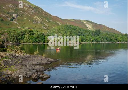 Im Sommer im Lake District National Park Cumbria England Großbritannien Großbritannien Großbritannien und England fahren Sie mit dem Kanu auf Derwentwater mit Catbells im Hintergrund Stockfoto