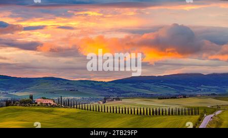 Es ist Frühling und hier sehen wir ein breites 16:9-Bild von einem Sonnenaufgang im Agriturismo Poggio Covili, das sich in der Nähe der Stadt Castiglione d'Orcia im Val d'Orcia befindet Stockfoto