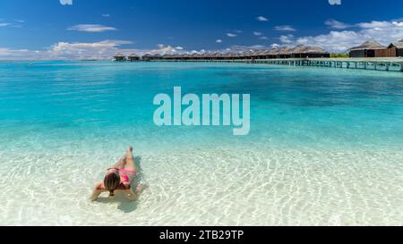 Blonde weiße Frau mit rosafarbenem Bikini im Anantara Dhigu und Vela Luxushotel Maldives Stockfoto