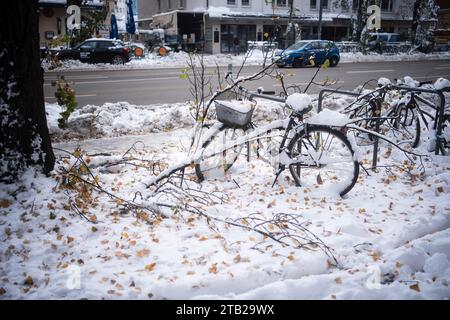 München, Deutschland. Dezember 2023. Am 4. Dezember 2023 lockerte sich die Situation in München nach dem Wintereinbruch am Wochenende, als der Flugverkehr, der nah- und Fernverkehr sowie ein Großteil des öffentlichen Verkehrs eingestellt wurden. Dennoch gibt es immer noch Verzögerungen und Stornierungen. Es gibt immer noch viel Schnee und Eis auf den Straßen und Gehwegen. (Foto: Alexander Pohl/SIPA USA) Credit: SIPA USA/Alamy Live News Stockfoto