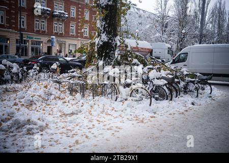 München, Deutschland. Dezember 2023. Am 4. Dezember 2023 lockerte sich die Situation in München nach dem Wintereinbruch am Wochenende, als der Flugverkehr, der nah- und Fernverkehr sowie ein Großteil des öffentlichen Verkehrs eingestellt wurden. Dennoch gibt es immer noch Verzögerungen und Stornierungen. Es gibt immer noch viel Schnee und Eis auf den Straßen und Gehwegen. (Foto: Alexander Pohl/SIPA USA) Credit: SIPA USA/Alamy Live News Stockfoto