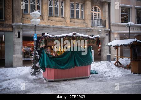 München, Deutschland. Dezember 2023. Lage am christman-Markt in der Münchner Innenstadt/Fußgängerzone. Am 4. Dezember 2023 lockerte sich die Situation in München nach dem Wintereinbruch am Wochenende, als der Flugverkehr, der nah- und Fernverkehr sowie ein Großteil des öffentlichen Verkehrs eingestellt wurden. Dennoch gibt es immer noch Verzögerungen und Stornierungen. Es gibt immer noch viel Schnee und Eis auf den Straßen und Gehwegen. (Foto: Alexander Pohl/SIPA USA) Credit: SIPA USA/Alamy Live News Stockfoto