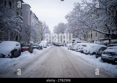 München, Deutschland. Dezember 2023. Am 4. Dezember 2023 lockerte sich die Situation in München nach dem Wintereinbruch am Wochenende, als der Flugverkehr, der nah- und Fernverkehr sowie ein Großteil des öffentlichen Verkehrs eingestellt wurden. Dennoch gibt es immer noch Verzögerungen und Stornierungen. Es gibt immer noch viel Schnee und Eis auf den Straßen und Gehwegen. (Foto: Alexander Pohl/SIPA USA) Credit: SIPA USA/Alamy Live News Stockfoto