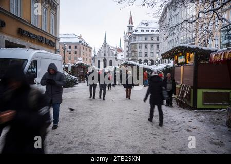 München, Deutschland. Dezember 2023. Lage am christman-Markt in der Münchner Innenstadt/Fußgängerzone. Am 4. Dezember 2023 lockerte sich die Situation in München nach dem Wintereinbruch am Wochenende, als der Flugverkehr, der nah- und Fernverkehr sowie ein Großteil des öffentlichen Verkehrs eingestellt wurden. Dennoch gibt es immer noch Verzögerungen und Stornierungen. Es gibt immer noch viel Schnee und Eis auf den Straßen und Gehwegen. (Foto: Alexander Pohl/SIPA USA) Credit: SIPA USA/Alamy Live News Stockfoto