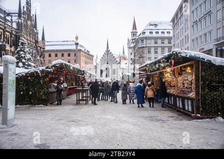 München, Deutschland. Dezember 2023. Lage am christman-Markt in der Münchner Innenstadt/Fußgängerzone. Am 4. Dezember 2023 lockerte sich die Situation in München nach dem Wintereinbruch am Wochenende, als der Flugverkehr, der nah- und Fernverkehr sowie ein Großteil des öffentlichen Verkehrs eingestellt wurden. Dennoch gibt es immer noch Verzögerungen und Stornierungen. Es gibt immer noch viel Schnee und Eis auf den Straßen und Gehwegen. (Foto: Alexander Pohl/SIPA USA) Credit: SIPA USA/Alamy Live News Stockfoto