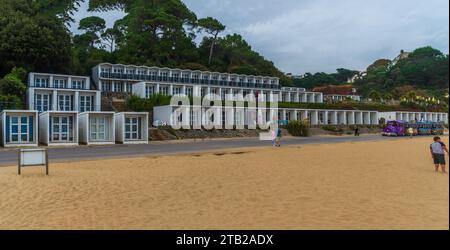 Branksome Dene Beach, Poole, Großbritannien - 9. September 2023: Strandhütten am Meer. Stockfoto