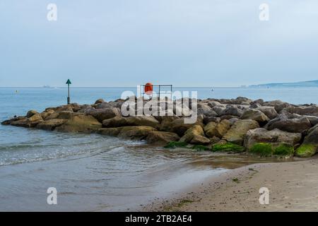 Poole, Großbritannien - 9. September 2023: Rock Groyne am Sandbanks Beach. Stockfoto