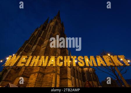 Weihnachtsmarkt in Marburg an der Lahn 2023 WEIHNACHTSMARKT steht aus Glühbirnen zusammengesetzt vor der Elisabethenkirche in Marburg. Marburg Wetterau Hessen Deutschland *** Weihnachtsmarkt in Marburg an der Lahn 2023 WEIHNACHTSMARKT besteht aus Glühbirnen vor der Elisabethenkirche in Marburg Marburg Wetterau Hessen Deutschland 2023-12-02 marburg weihnachtsmarkt 13 Credit: Imago/Alamy Live News Stockfoto