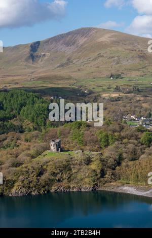 Blick hinunter auf Dolbadarn Castle und Llyn Peris, Llanberis, Snowdonia Nationalpark, Nordwales Stockfoto
