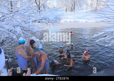 Der vierte Erholungstauchgang der Winter (Eis) Schwimmer während der Benefizveranstaltung PonoRoska, für Menschen mit Multipler Sklerose in Fluss Malse in C Stockfoto